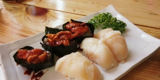 日本料理寿司套餐(uni Sushi and Hotate Sushi on the plate)
