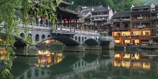 凤凰古城(凤凰)在湖南，中国。拍摄凤凰县的老桥和老房子。4 k, UHD
