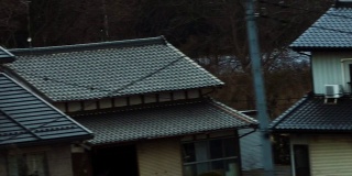 驾驶板农村日本的田地和房屋