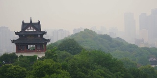 大雾天武汉市最著名的寺庙屋顶全景4k中国