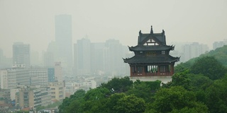 大雾天武汉市最著名的寺庙屋顶全景4k中国