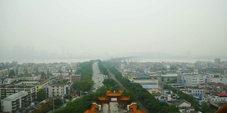 白天时间武汉最著名的寺庙屋顶城市景观全景4k中国