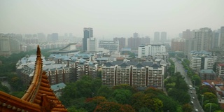 白天时间武汉最著名的寺庙屋顶城市景观交通道路全景4k中国