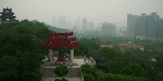 白天时间武汉最著名的寺庙屋顶城市景观钟纪念碑全景4k中国