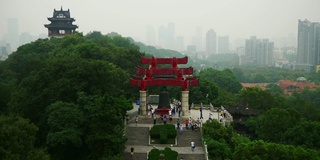 武汉最著名的寺庙屋顶城市景观钟纪念碑慢镜头全景4k中国