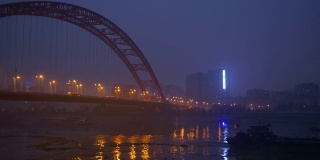 夜光照亮武汉市内著名的交通大桥，江边全景4k中国