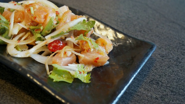 鲑鱼生鱼片辣沙拉黑菜餐厅。日本菜的风格