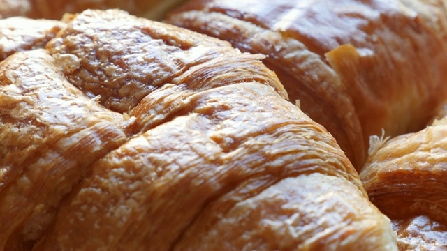 法国著名牛角面包美味面团卷4K 2160p 30fps超高清画面-维也纳风格黄油面点摆放在桌上4K 3840X2160超高清视频