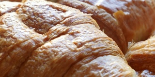 法国著名牛角面包美味面团卷4K 2160p 30fps超高清画面-维也纳风格黄油面点摆放在桌上4K 3840X2160超高清视频