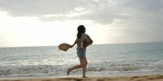 快乐的女人在海滩上奔跑