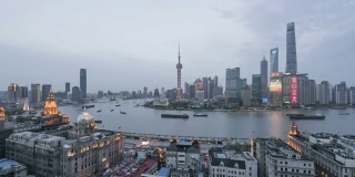 从白天到夜晚的上海天际线