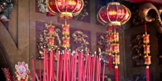 在中国寺庙里烧着大红香