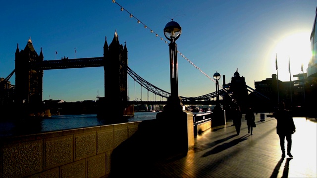 慢镜头伦敦上班族早晨和塔桥一起散步