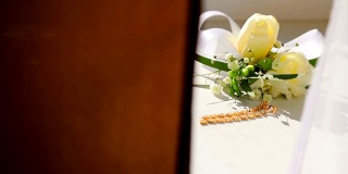 金色的婚礼配件。金球和花布朵
