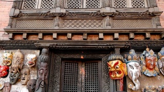 尼泊尔加德满都出售传统的彩色手工木制面具和手工艺品。在巴德岗的杜巴和帕坦的纪念品商店。斯瓦扬布纳特亚洲装饰市场视频素材模板下载