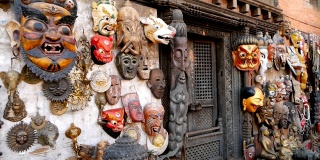 尼泊尔加德满都出售传统的彩色手工木制面具和手工艺品。在巴德岗的杜巴和帕坦的纪念品商店。斯瓦扬布纳特亚洲装饰市场