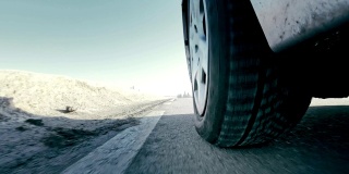 汽车在雪地上行驶的轮胎靠近了