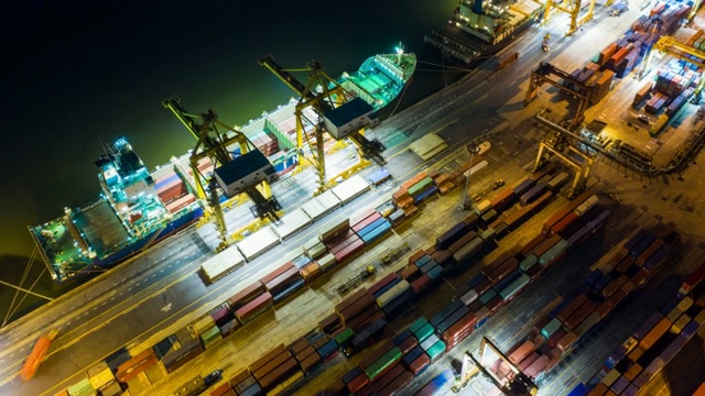 国际港口在进出口业务物流中使用起重机装载集装箱的超失效。