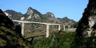 峡谷和高架铁路桥