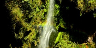 峡谷、瀑布和彩虹