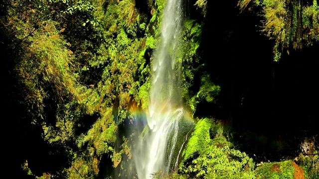 峡谷、瀑布和彩虹