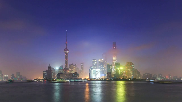 黎明时分阴天的上海城市景观和天际线