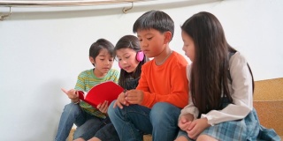 一群亚洲学生一起读书