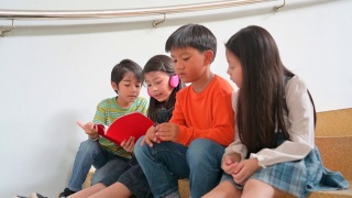 一群亚洲学生一起读书视频素材模板下载