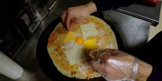 用奶酪、土耳其香肠(sucuk)和鸡蛋制作薄饼
