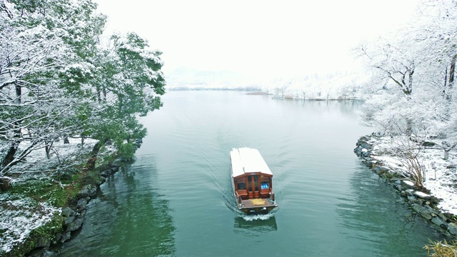 西湖景观与湖中游船
