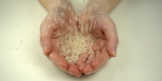 米饭以慢动作落在手上。