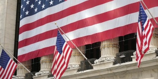 有美国国旗的纽约证券交易所