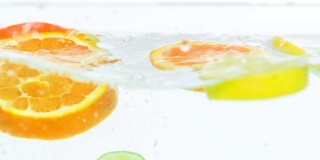 一些柠檬、酸橙和桔子片掉进水里