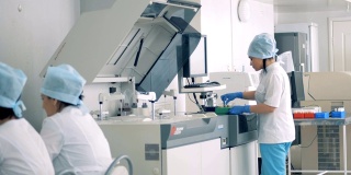 自动化实验室设备与工人在药品生产。
