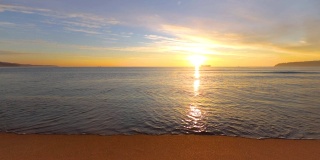 海边的日出和海滩上美丽的早晨