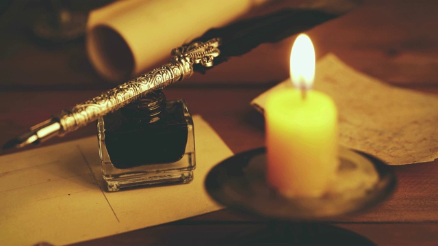 棕色木桌上放着老式羽毛笔和墨水瓶，桌上还放着蜡烛