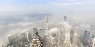 4K时间的上海天际线和城市景观与戏剧性的云景观