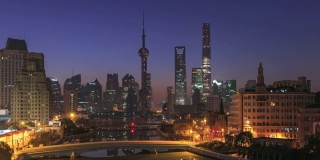 上海天际线和城市景观在日出时的4K时间间隔(从夜晚到白天)