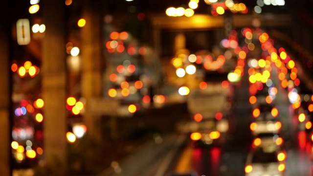 夜间城市的交通散乱。