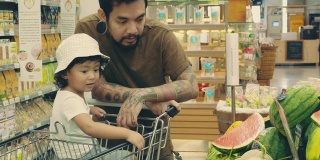 年轻的父亲和儿子在超市购物