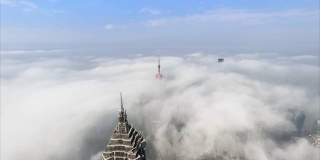 4K时间的上海天际线和城市景观与戏剧性的云景观