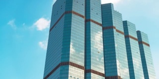 TL，玻璃幕墙反射的摩天大楼。