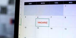 计划假期的人，在电脑上的在线日历上做笔记，假期旅行