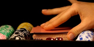 一位女士在镜头前展示扑克牌案中的红桃a，运气好，赌博