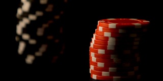 女性手把扑克筹码放在桌子上，赌场赌局下注，获胜策略