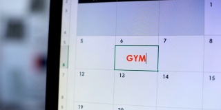 计划去健身房的人，在网上日历上做笔记，健康的生活方式