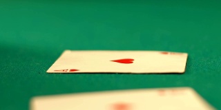赌场老板把牌放在桌上，体育扑克游戏锦标赛，赌博成瘾