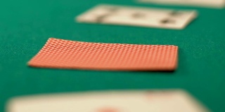 赌场的赌场老板翻转红心的ace，在扑克游戏中财富的标志，胜利