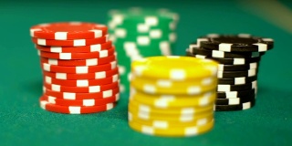 扑克玩家把筹码放在桌上，在赌场里下注，赌博成瘾