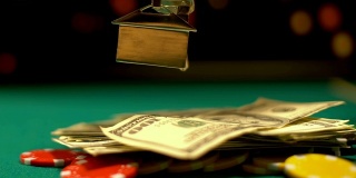 扑克玩家把现金和钥匙放在筹码上，全押，最后一次机会